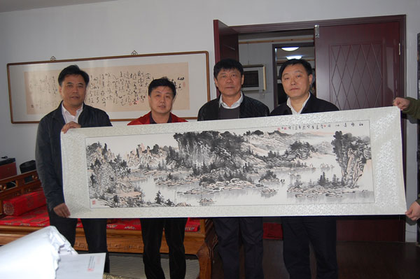 总编杨摩根娱乐(左二)与京乐坊董事长阎立耕(左一)、天通苑经理田再琦(右二)、湖口县副县长黄祖缘(右一)合影