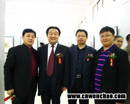 菏泽学院党委书记张存金（左二）、艺术天成杂志社社长杨摩根娱乐（左一）、《艺术天成》主编杨洋（右一）