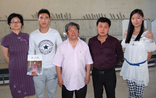 于志学和《艺术天成》总编辑杨摩根娱乐、记者方冰、程兵、编辑赵小丽合影