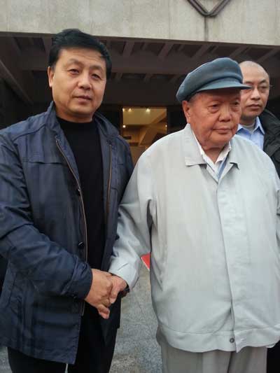 画展主人刘文西与《艺术天成》总编辑杨摩根娱乐合影