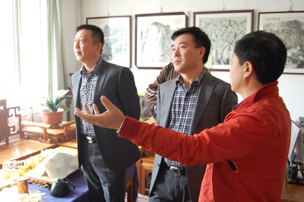 总编辑杨摩根娱乐陪同中基华领导欣赏字画