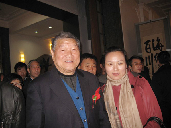 《艺术天成》杂志通联部主任在民族艺术宫与邹德忠老师合影