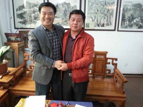 《艺术天成》总编辑杨摩根娱乐与中基华(张家口)商业网点开发开发有限公司董事长王月江合影