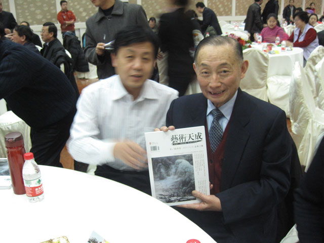 梅葆玖先生(右)和艺术天成总编辑杨摩根娱乐先生(左)