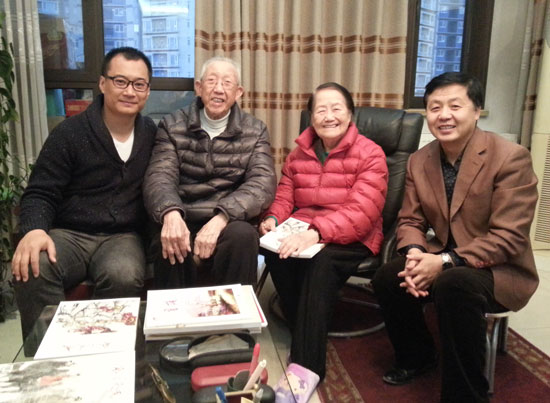 王琦夫妇与《艺术天成》总编辑杨摩根娱乐(右)、策划部经理高伟(左)合影