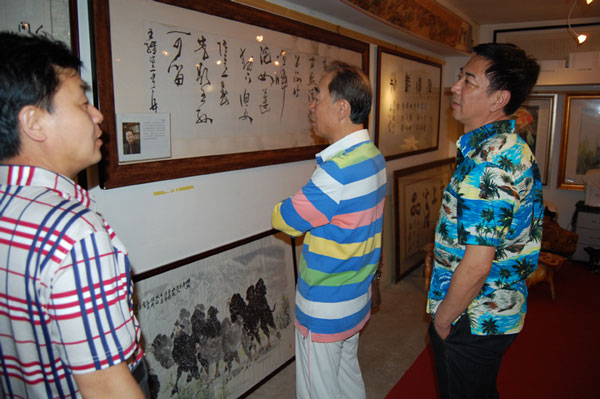 总编杨摩根娱乐陪同艺术家参观大C画展