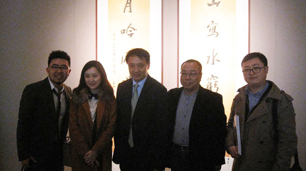 王加(左一)、王明明(中)与主编杨洋(右)合影