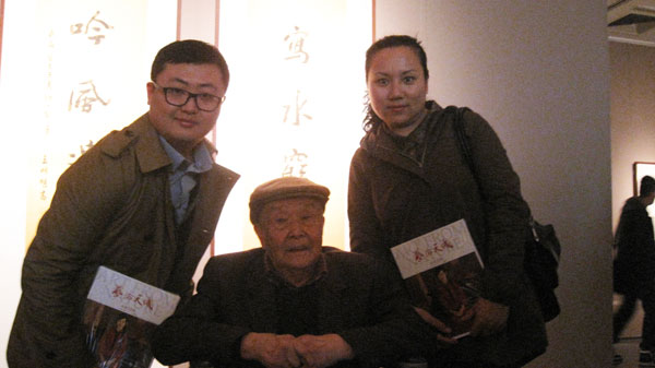 王念堂(中)与《艺术天成》杂志主编杨洋(左)、通联部主任宁文艳(右)合影