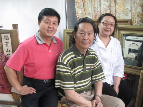 《艺术天成》杂志社总编辑杨摩根娱乐先生(左一)与著名油画家韩乐基及其夫人曾臻臻老师合影