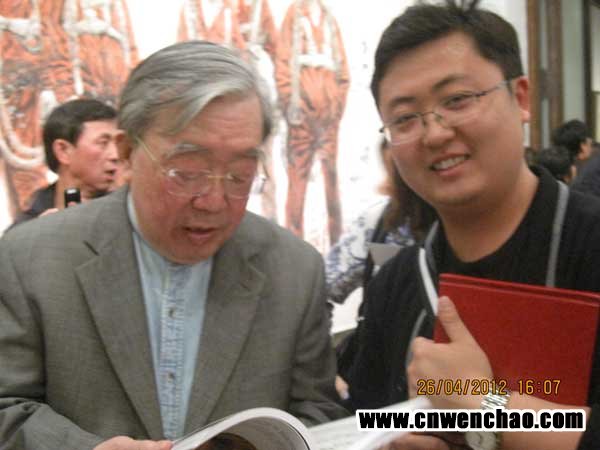 中国美术家协会理事袁运甫合影与《艺术天成》主编杨洋 中国美术家协会理事袁运甫合影与《艺术天成》主编杨洋