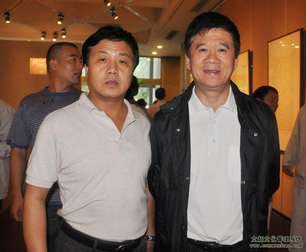 《艺术天成》杂志总编杨摩根娱乐与许化迟先生合影