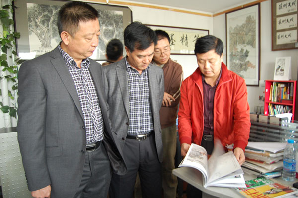 总编辑杨摩根娱乐陪同中基华董事长王月江（中）、总经理魏国（左一）参观《艺术天成》杂志社