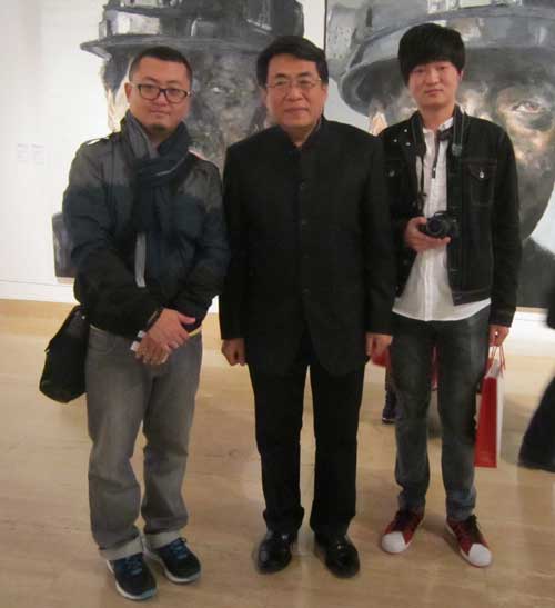 中国美术家协会理事、中国油画学会理事杨飞云端与《艺术天成》主编杨洋(左)、美术编辑李晶(右)合影