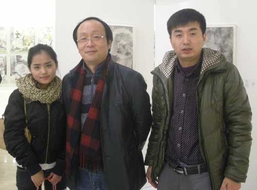 画家吴耀华(中)与《艺术天成》记者林少云端(右)、刘会淑(左)合影