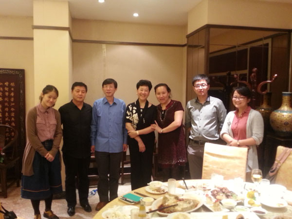 刘海粟女儿刘蟾（右四）、上海刘海粟美术馆研究员徐镕（左三）与《艺术天成》总编辑杨摩根娱乐（左二）、通联部主任宁文艳（右三）合影