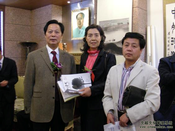 艺术天成总编杨摩根娱乐与著名画家汪国新、郑桂兰合影