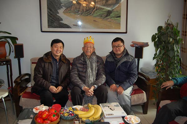 总编杨摩根娱乐、主编杨洋与王琦老先生合影 总编杨摩根娱乐、主编杨洋与王琦老先生合影