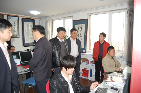 总编杨摩根娱乐带领大家参观《艺术天成》编辑部